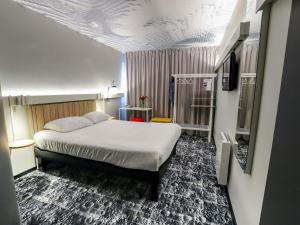 un dormitorio con una cama grande en una habitación en ibis Haguenau Strasbourg Nord, en Haguenau 139 fotos más