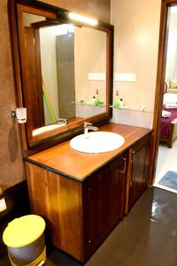 Koupelna v ubytování Hotel Grand Utopia + 120 fotografií