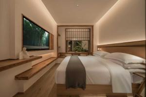 Postel nebo postele na pokoji v ubytování There's a hotel under the banyan tree