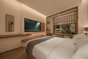 Postel nebo postele na pokoji v ubytování There's a hotel under the banyan tree