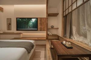 Postel nebo postele na pokoji v ubytování There's a hotel under the banyan tree