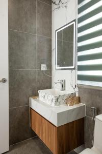 Ένα μπάνιο στο RAINBOW Motel 3 +34 φωτογραφίες