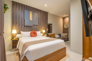 ein Schlafzimmer mit großem Bett und ein Wohnzimmer in der Unterkunft Villa Siji Sanggrahan Private Pool in Kejayan