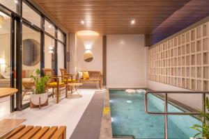 ein Haus mit Pool in der Mitte eines Zimmers in der Unterkunft Villa Siji Sanggrahan Private Pool in Kejayan