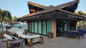 un resort con patio arredato con sedie e tavoli di Manhattan Beach Riviera 2 Terreo ad Aquiraz