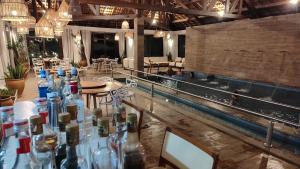 un tavolo con bottiglie in una stanza di Manhattan Beach Riviera 2 Terreo ad Aquiraz