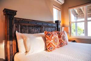 Ένα ή περισσότερα κρεβάτια σε δωμάτιο στο Cozy Hill Country Cottage Rental for Romantic Weekend Getaways from Austin