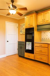 Kuchyň nebo kuchyňský kout v ubytování Chic Fullerton House - At Disneyland Area