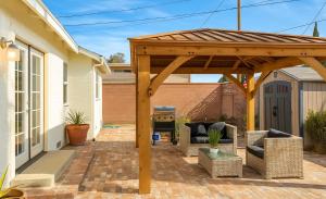 Patio nebo venkovní prostory v ubytování Chic Fullerton House - At Disneyland Area + 2 fotografie