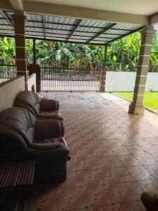 een bank in het midden van een patio bij Teratak Desa Cemerlang 1 