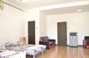 una habitación de hospital con una cama y una silla en Near Gurney 3-Storey Event Hse by Felice Homestay, en Tanjong Tokong