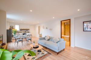 een woonkamer met een bank en een tafel bij WECOZY HANOI - Railway Side, The Old Quarter in Hanoi