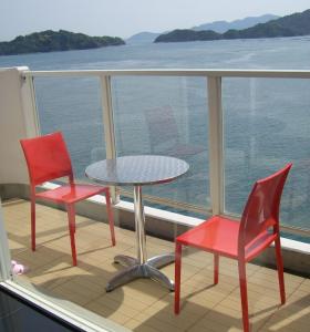 un balcón con 2 sillas y una mesa en un barco en Hotel Mare - Vacation STAY 59171v, en Mitsuguchi