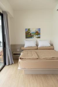 een slaapkamer met twee bedden in een kamer bij casa aviv villa in Nathon Bay +91 foto's