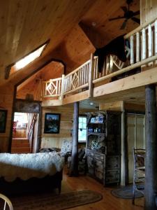 Ένα ή περισσότερα κρεβάτια σε δωμάτιο στο Elegantly Rustic Cabin on Secluded Island near Lake Placid on Saranac Lake, New York