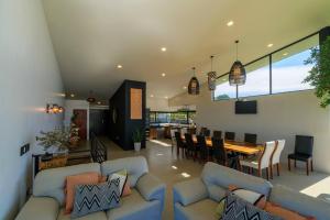 Μια τηλεόραση ή/και κέντρο ψυχαγωγίας στο Private Room A with Bathroom and Amazing Views