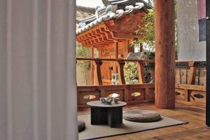 Un lugar para sentarse en Stay Hanul Jacuzzi Private Pension