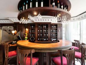 拉巴特Le Diwan Hotel Rabat - MGallery Collection的品酒室配有圆桌和椅子