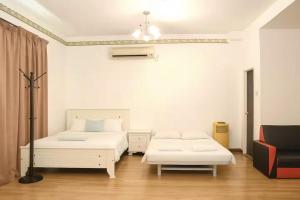 un dormitorio con dos camas y un sofá en Near Gurney 3-Storey Event Hse by Felice Homestay, en Tanjong Tokong