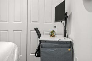 ピッツバーグにあるCozySuites Stunning 1BR in Downtown Pitts 12のベッドルーム1室(モニター付きデスク、ベッド1台付) +7枚の写真