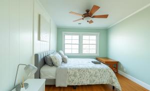 Postel nebo postele na pokoji v ubytování Chic Fullerton House - At Disneyland Area