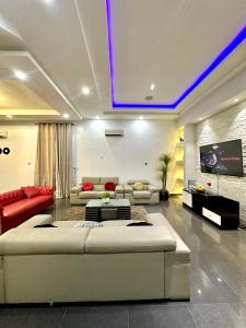 Galeriebild der Unterkunft Mega Villa 5 Bedroom Stand Alone Duplex in Ikuata