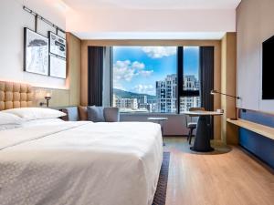 Un pat sau paturi într-o cameră la Four Points by Sheraton Fuzhou, Jin’an +24 fotografii