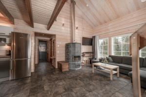 - un salon avec un réfrigérateur et une cuisinière dans l'établissement Ylläksen Taiga, à Ylläsjärvi