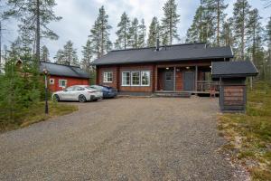 une maison avec une voiture garée devant dans l'établissement Ylläksen Taiga, à Ylläsjärvi