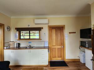 Kuchyň nebo kuchyňský kout v ubytování Ruby's Cottage Farm Stay