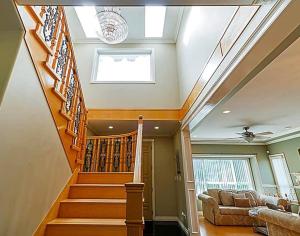 Foto sihtkohas New Westminster asuva majutusasutuse Gorgeous Home across Multi-Sport Facility with 2 NHL rinks at Rosemary Brown Rec Centre galeriist