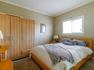 Foto sihtkohas New Westminster asuva majutusasutuse Gorgeous Home across Multi-Sport Facility with 2 NHL rinks at Rosemary Brown Rec Centre galeriist