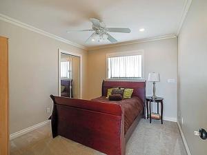 Foto sihtkohas New Westminster asuva majutusasutuse Gorgeous Home across Multi-Sport Facility with 2 NHL rinks at Rosemary Brown Rec Centre galeriist