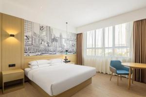 een hotelkamer met een bed, een bureau en een tafel bij City Comfort Inn Jiangxia Wuchang University of Technology in Wuhan
