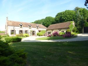 a large house with a driveway in a yard at Le Clos des Cordeliers in Sézanne
