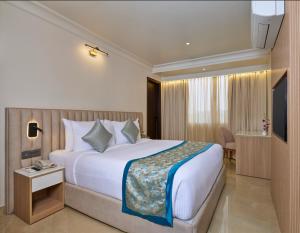 Postel nebo postele na pokoji v ubytování Regenta Anantam Resort Khatu Shyam Ji at 52 bigha parking khatu shyam ji