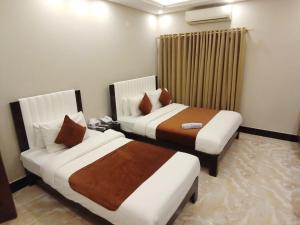 En eller flere senge i et værelse på Blue Sky Hotel Clifton 2 + 3 billeder