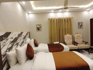 En eller flere senge i et værelse på Blue Sky Hotel Clifton 2