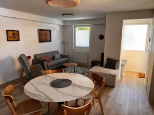 BischoffsheimにあるPetite maison indépendante avec garage attenantのテーブルとソファのあるリビングルーム