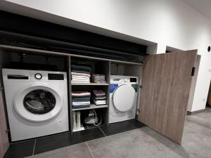 BischoffsheimにあるPetite maison indépendante avec garage attenantの洗濯機と洗濯機のある洗濯室