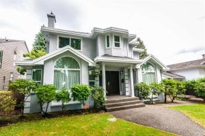 una casa blanca con un patio verde en W 20 House, en Vancouver