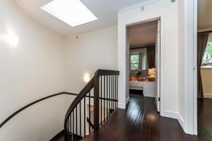 un pasillo con una escalera que conduce a una sala de estar en W 20 House, en Vancouver