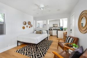 Η κουζίνα ή μικρή κουζίνα στο Entire Complex Steps To The Sand Sleeps 20