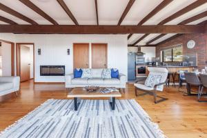 Posezení v ubytování The Brickhouse - Family Escape near Dromana Beach