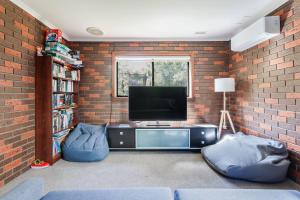 TV a/nebo společenská místnost v ubytování The Brickhouse - Family Escape near Dromana Beach