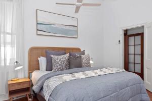 Postel nebo postele na pokoji v ubytování Seavista on the Esplanade - Sunlit Beachfront Escape