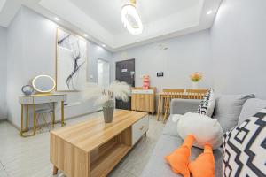 a living room with a couch and a table at 室雅澜庭江景民宿丨解放碑洪崖洞店 in Chongqing +25 photos