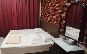 Un pat sau paturi într-o cameră la hotel hen hen