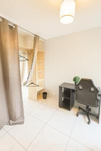 an office with a desk and a chair in a room at Appartement t3 à Montpellier in Montpellier