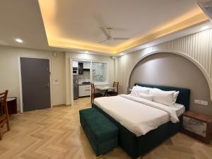 Ένα ή περισσότερα κρεβάτια σε δωμάτιο στο BedChambers Aparthotel, Near Medanta, Gurgaon
